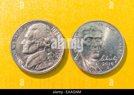 Zwei Versionen der USA 5 Cent-Stück mit Thomas Jefferson Stockfoto