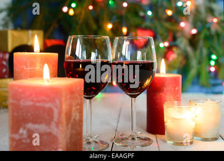 Gläser Rotwein mit Weihnachtsdekoration Stockfoto