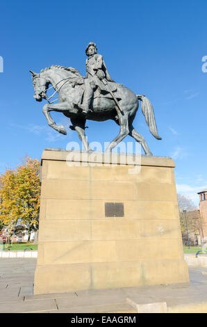 Bronzestatue des Charles Edward Stuart (Bonnie Prince Charlie) Kathedrale grün, Derby Stockfoto