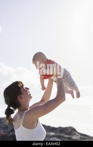 Mutter mit ihrem Baby zu spielen. Stockfoto