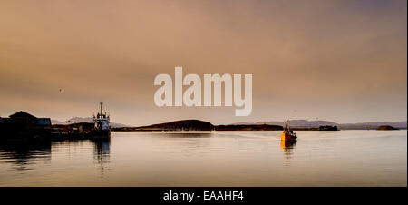 Ein Fischerboot kommt im Hafen in Oban, Highlands von Schottland Stockfoto
