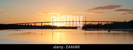 Morgendämmerung am der Erskine Bridge Stockfoto