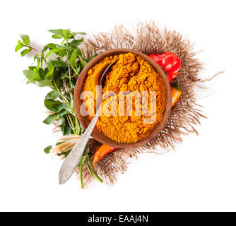 Studioaufnahme von Spice in Holzschale, isoliert auf weißem Hintergrund Stockfoto