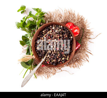 Studioaufnahme von Spice in Holzschale, isoliert auf weißem Hintergrund Stockfoto