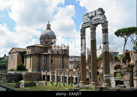 Die Ruinen des Forum von Caesar und der Tempel der Venus Genetrix in der Stadt von Rom, Italien. Stockfoto