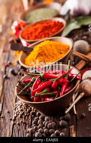 Verschiedene Arten von Gewürzen auf Holzbohlen Stockfoto