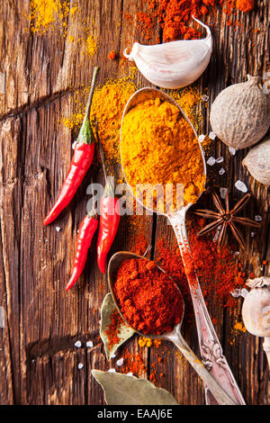 Verschiedene Arten von Gewürzen auf Holzbohlen Stockfoto