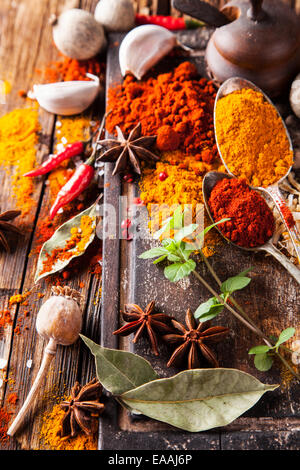 Verschiedene Arten von Gewürzen auf Holzbohlen Stockfoto