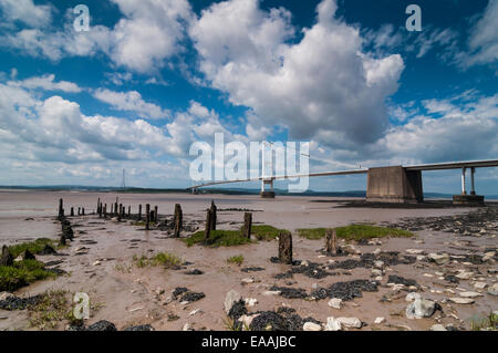 Alten hölzernen Stände an Aust für die Überfahrt mit der Fähre mit Severn Bridge in den Boden zurück in die Waliser Seite Stockfoto