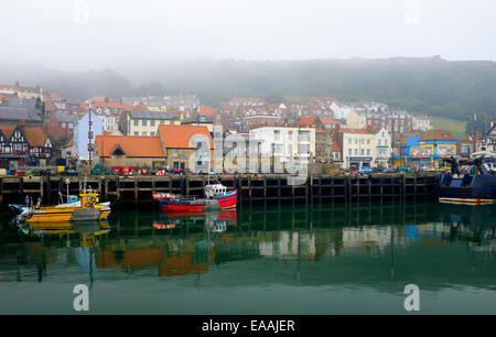 Boote im Hafen von Scarborough, mit der Stadt hinter. Stockfoto