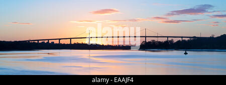 Morgendämmerung am der Erskine Bridge Stockfoto