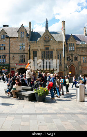 Durham Marktplatz mit Reisegruppe und Guide. UK Stockfoto