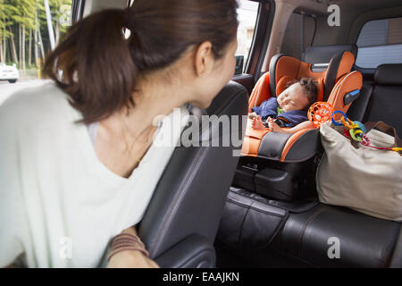 Eine Mutter und ihr junges Baby junge in einem Auto. Stockfoto