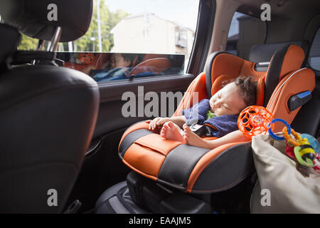 Eine Mutter und ihr junges Baby junge in einem Auto. Stockfoto