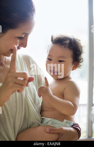 Mutter trägt ihr Baby Boy. Stockfoto