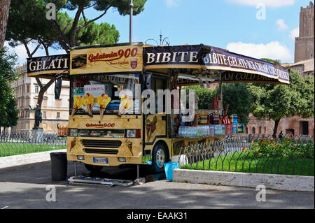 Einem kleinen Lieferwagen verkaufen, Eis, Getränke und Snacks in der Stadt von Rom, Italien. Stockfoto