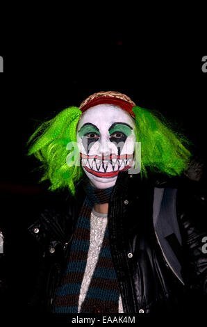 Frau in beängstigend Clownskostüm Teilnahme an Samhuinn Fire Festival in Edinburgh, Schottland. Stockfoto