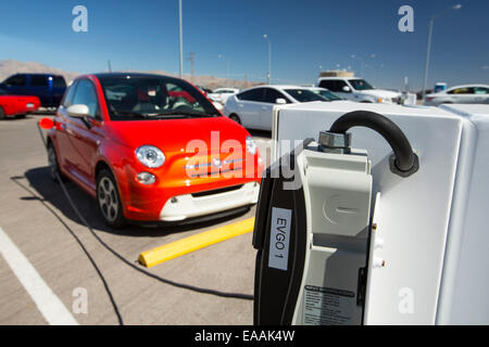 Elektro-Autos auf dem Ivanpah solarthermische Kraftwerk in Kalifornien aufgeladen wird '' s Mojave-Wüste ist derzeit die größte thermische Solaranlage der Welt. Es erzeugt 392 Megawatt (MW) und setzt 173.500 Heliostaten, die Sonnen-Strahlen auf drei Solartürme widerspiegeln. Es umfasst 4.000 Hektar Wüste. Stockfoto