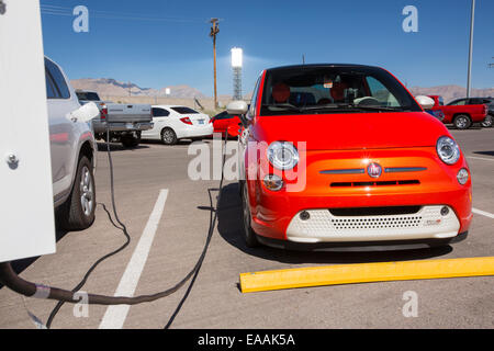 Elektro-Autos auf dem Ivanpah solarthermische Kraftwerk in Kalifornien aufgeladen wird '' s Mojave-Wüste ist derzeit der größte s Stockfoto