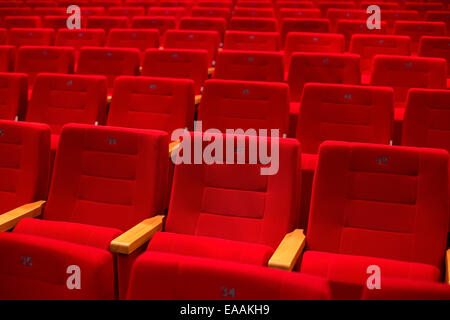 Rot und leeren Theater Sitzplätze in einer Zweierreihe Stockfoto