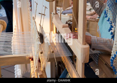 Türkin Hände Weberei traditionelle Teppich closeup Stockfoto