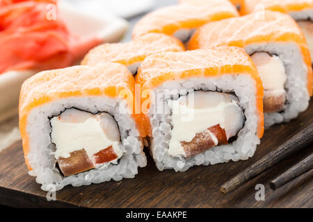 Sushi roll mit Lachs und Garnelen Stockfoto