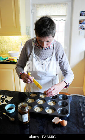 Ältere Frau Rentner Mince Pies zu Hause in ihrer Küche zu Weihnachten Backen Stockfoto