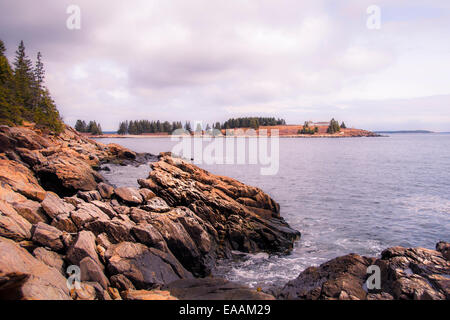 Seascape Vista wir vorbei an einem felsigen Ufer auf einer Insel und Horizont. Stockfoto