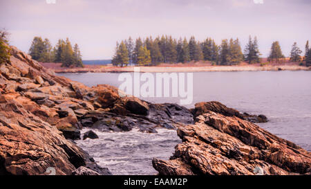 Seascape Vista wir vorbei an einem felsigen Ufer auf einer Insel und Horizont. Stockfoto