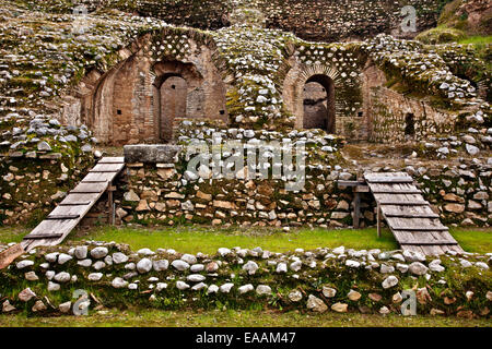 Ruinen der Antike (römische) Stadion (oder Amphitheater) im Herzen der modernen Stadt von Patras, Achaia, Peloponnes, Griechenland. Stockfoto