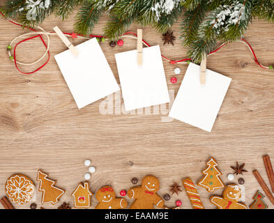 Leere Weihnachtsbilderrahmen mit Tanne Baum und Lebkuchen cookies Stockfoto