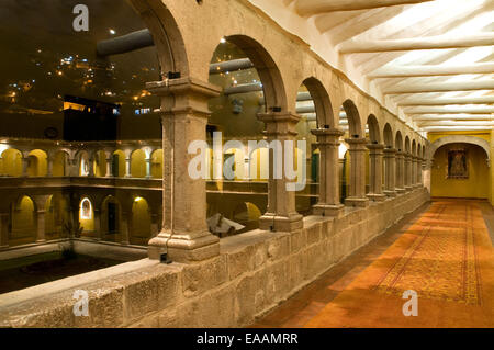 Halle der Zugang zu einigen der Zimmer im Orient Express Hotel Monasterio. Cuzco.  Peru. Hotel Monasterio ließ sich im 16. Jahrhundert Stockfoto