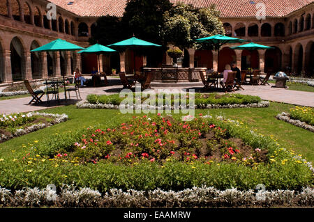 Hotel Monasterio. Cuzco. Peru. Das Herzstück des Hotels bildet einen wunderschönen Innenhof mit einem Brunnen und einer Zeder mehr als 300 Jahre Stockfoto