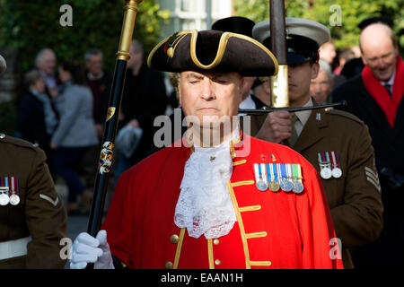 Stratford-upon-Erinnerung Sonntag Parade. Der Ausrufer in die Parade. Stockfoto