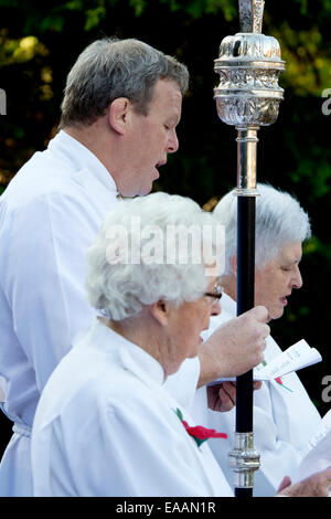 Chorsänger bei den Stratford-upon-Avon Erinnerung sonntäglichen Gottesdienst Stockfoto