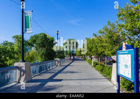 Die Riverfront Promenade entlang dem Sacramento River mit Blick auf Old Sacramento, Sacramento, Kalifornien, USA Stockfoto