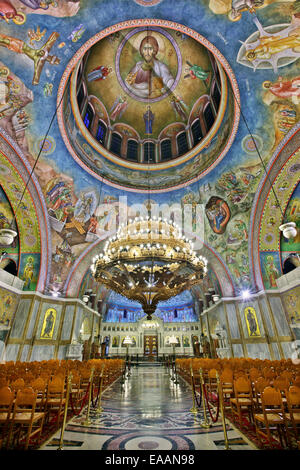 Im Inneren der Kathedrale von Agios Andreas ("Saint Andrew"), Schutzpatron von Patras Stadt, Achaia, Peloponnes, Griechenland. Stockfoto