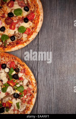 Leckere italienische Pizza serviert auf Holztisch Stockfoto