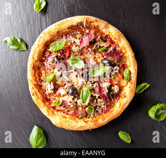 Hausgemachte frische italienischen Pizza mit Gemüse. Serviert auf schwarzem Steinoberfläche. Stockfoto