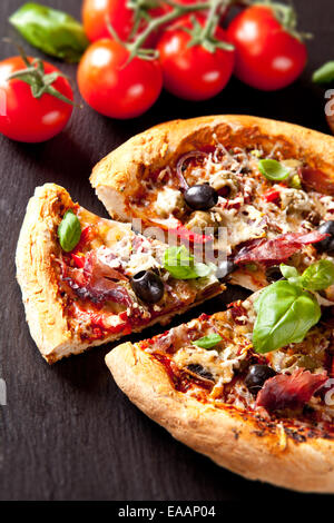 Hausgemachte frische italienischen Pizza mit Gemüse. Serviert auf schwarzem Steinoberfläche. Stockfoto