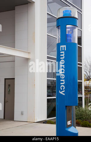 Cleveland, Ohio - ein Notfall Anruf Kasten draußen ein Parkhaus am Cleveland Hopkins International Airport. Stockfoto