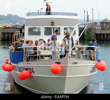 Die Jubiläums-Königin voller Passagiere verlassen Padstow Hafen, Cornwall, England uk Stockfoto