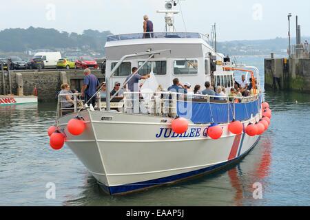 Die Jubiläums-Königin voller Passagiere verlassen Padstow Hafen, Cornwall, England uk Stockfoto