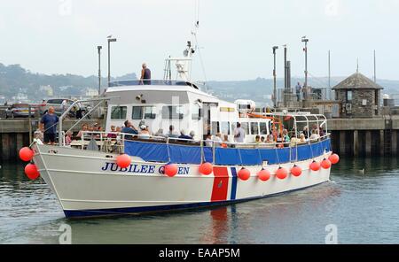 Die Jubiläums-Königin voller Passagiere verlassen Padstow Hafen, Cornwall, England uk Stockfoto