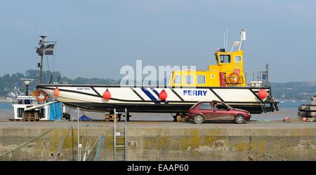 Die Padstow ferry schwarz Tor 2 auf trockenem Land Cornwall England uk Stockfoto
