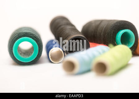 Festlegen der bunte Spulen des Threads auf einem weißen Hintergrund Stockfoto