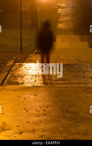 verschwommene Person Silhouette in dunklen Gasse Stockfoto