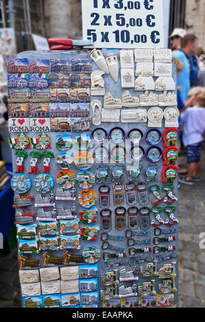 Eine große Auswahl an bunten römischen Erinnerungsstücke auf Verkauf in Rom, Italien. Stockfoto