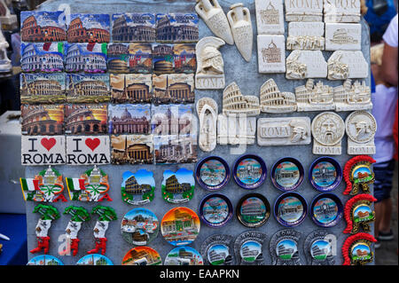 Eine große Auswahl an bunten römischen Erinnerungsstücke auf Verkauf in Rom, Italien. Stockfoto