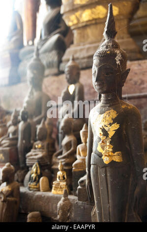 Vertikale Nahaufnahme von Hunderten von Buddha-Statuen in Pak Ou oder Tam Ting Höhlen an einem sonnigen Tag. Stockfoto